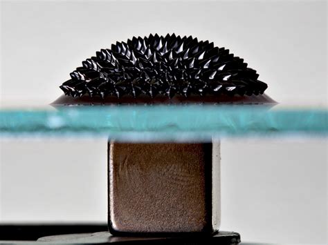  Ferrofluid: Eine magnetische Wunderflüssigkeit für präzise Robotik und innovative Nanotechnologie!